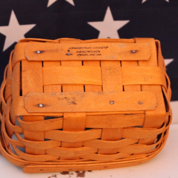 Longaberger 7 in Leather Handled Basket with Plastic Tray Insert - Picture 3 of 7